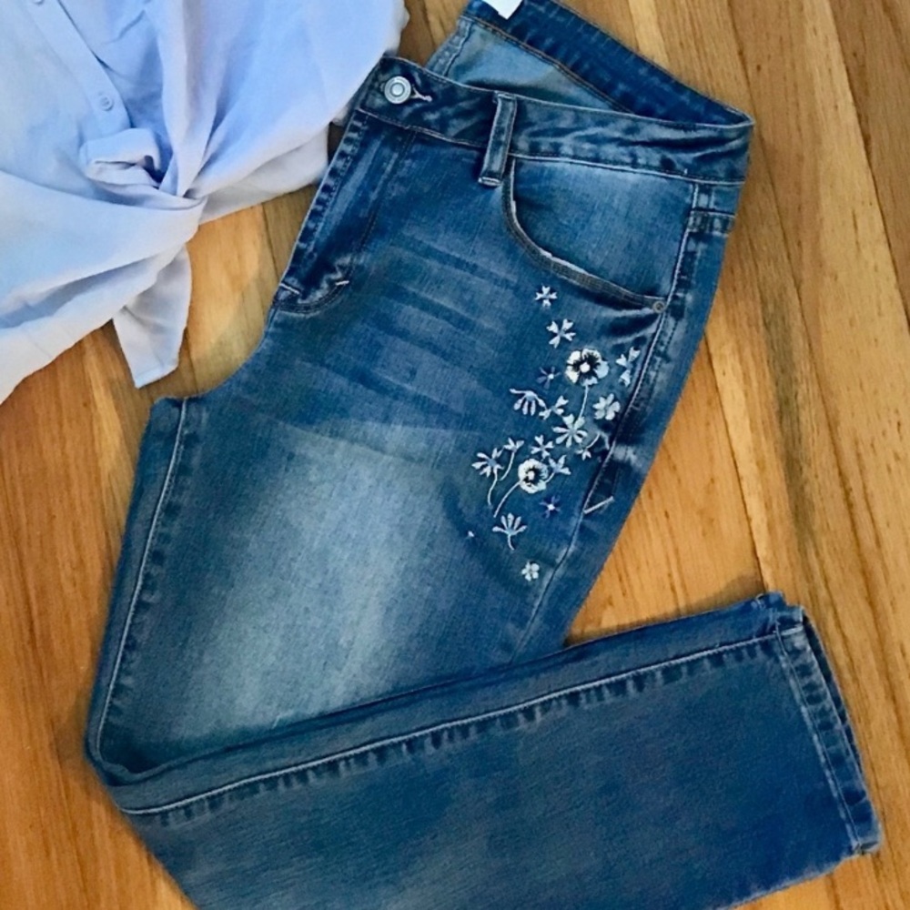 KENSIE Jeans Cropped Floral Blue Embroidered Size 29